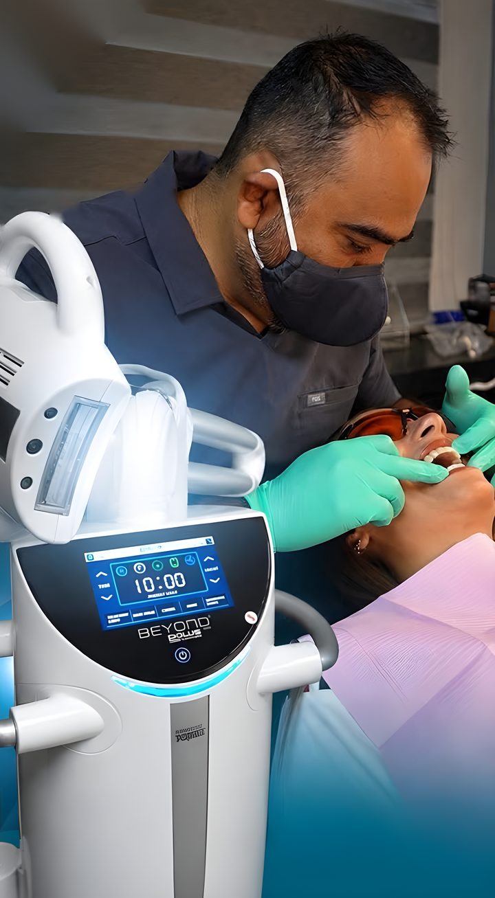 El doctor realiza un blanqueamiento dental con la lámpara BEYOND en el consultorio