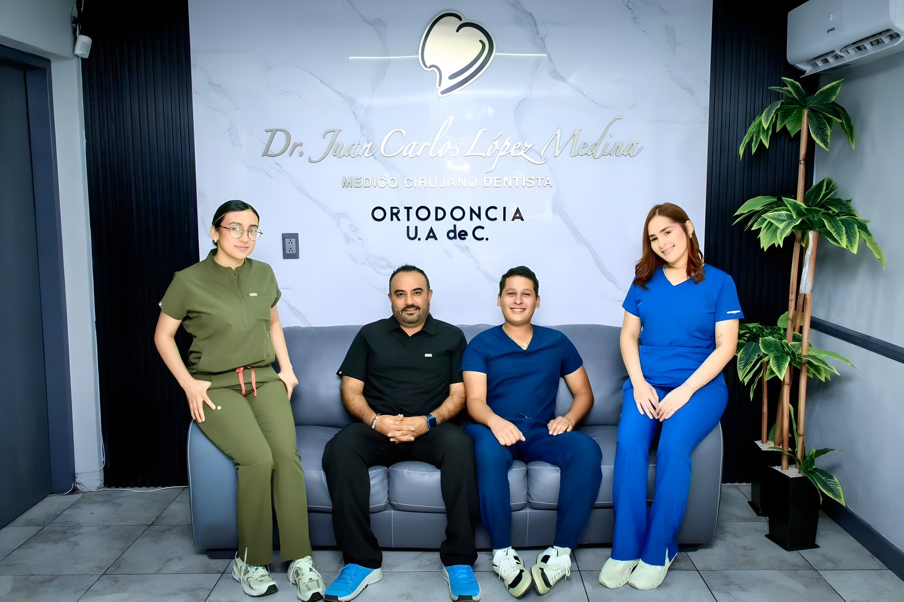 Equipo de Pro Dental & Health en la recepción del consultorio